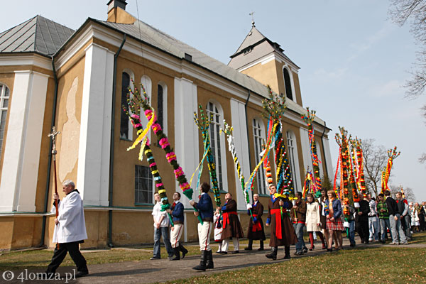 Procesja z palmami wokół kościoła