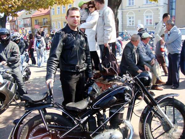 Albert Gardocki i jego Iż 49 z 1951r (fot. Jakub Nagrodzki)