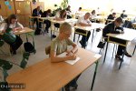 Uczniowie piszący dyktando VI Międzyszkolnego Konkursu Mistrz Ortografii Miasta Łomża 2009