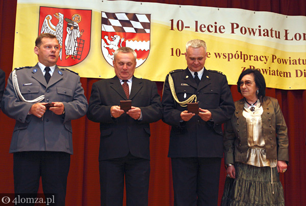 W ubiegłym tygodniu komendant Mirosław Rozumek odebrał medal za zasługi dla Powiatu Łomżyńskiego