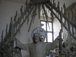 Centralna figura Chrystusa Zmartwychwstałego w nastawie ołtarzowej autorstwa rzeźbiarza prof. Czesława Dźwigaja