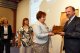 Marek Krupiński (dyrektor generalny UNICEF Polska) wręcza certyfikat "Szpital Przyjazny Dziecku" dr Bożenie Florczyk ordynator oddziału noworodkowego