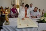 Foto: Proboszcz parafii Krzyża Św Andrzej Godlewski i ks. infułat Jan Sołowianiuk podpisują się pod dekretem