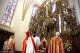 Bp. Stanisław Stefanek święci nowy ołtarz w katedrze