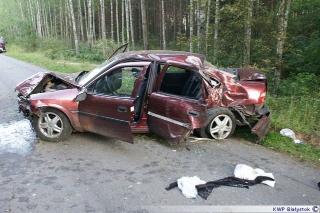 Vectra po wypadku w gminie Turośl (fot. podlaska.policja.gov.pl)
