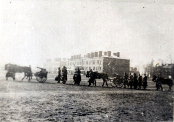 Parada Szkoły Podchorążych na tle koszar w Zambrowie (fot. z 1937r)