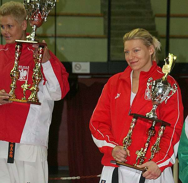 Anna Kaczyńska z trofeum zdobytym podczas XI Mistrzostw Europy Karate Kyokushin w Paryżu