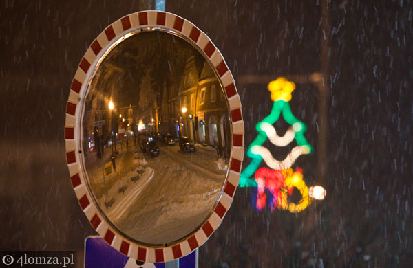 Stary Rynek jeszcze pada śnieg