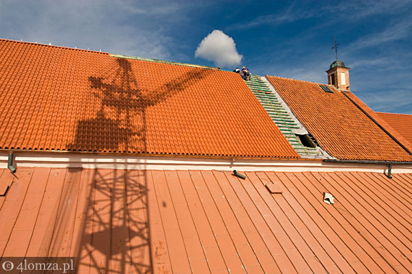 Nowy dach katedry. Najważniejszy zabytek Łomży w tym roku wzbogacił się o wiele elementów m.in. nowy dach, posadzka, ogrzewanie. Fot. opublikowane 11.11.2009 wykonane w środku lata.