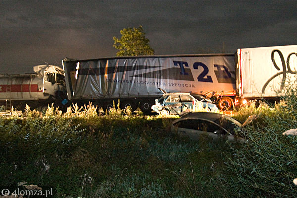 7 samochodów  uszkodzonych na drodze Łomża - Ostrów Mazowiecka, w przyszłości tędy przebiegać będzie Via Baltica. Fot. z 4.09.2009