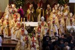 Foto: Brunonowa eucharystia. Tylu arcybiskupów i biskupów na prezbiterium katedry jeszcze nie widziałem. Fot. z 19.06.2009
