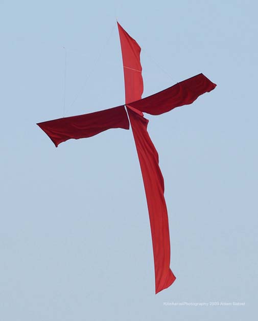 krzyż wyniesiony przez latawiec nad dolina Narwi podczas obchodów 1000-lecia Męczeńskiej Śmierci Brunona z Kwerfurtu- czerwiec 2009 fot. Adam Babiel