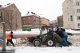 Ul. Rządowa, po nocnych opadach śniegu mały traktor miał problemy z odgarnianiem chodnika