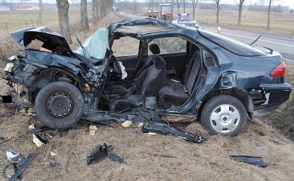 Ford mondeo, którego kierowca zginął w okolicach Dąbrówki Kościelnej (fot. podlaska.policja.gov.pl)