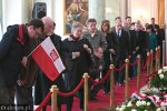 Foto: Ludzie oddają hołd hołd tragicznie zmarłym Prezydentowi RP Lechowi Kaczyńskiemu i jego małżonce Marii Kaczyńskiej