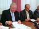 Jerzy Brzeziński i Wojciech Olechwierowicz podpisują umowę wartą 37 mln 954 tys 467,73 zł. 