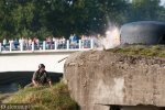 Foto: Niemcy podkładają materiały wybuchowe pod schron