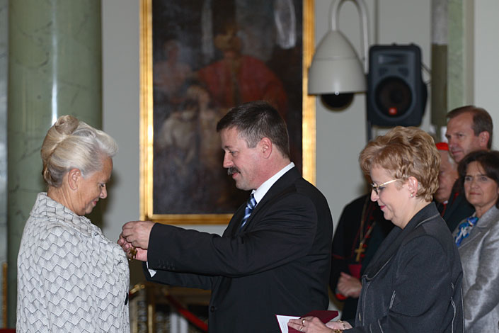 Hanka Gałązka dekorowana Krzyżem Oficerskim Orderu Odrodzenia Polski