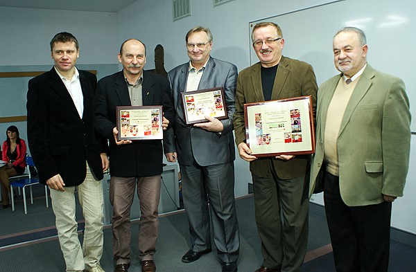 Prezes klubu ze sponsorami. Od lewej: A. Korytkowski, Krzysztof Piszczatowski, Roman Szmyt, Jerzy Michalak, Antoni Chojnowski.