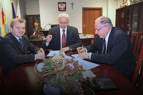 Podpisanie porozumienia w sprawie zwiększenia dofinansowania na bulwary w Łomży. Od lewej: Jacek Piorunek, Jarosław Dworzański, Mieczysław Czerniawski.