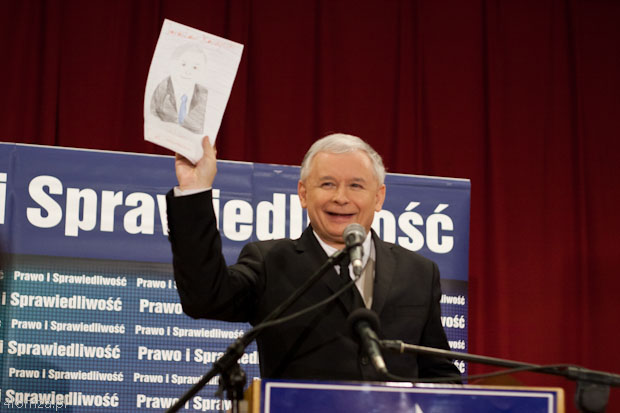 12.11.2010 Łomża kampania samorządowa w pełni n/z prezes PIS Jarosław Kaczyński z portretem w ręku podarowanym przez pewną dziewczynkę