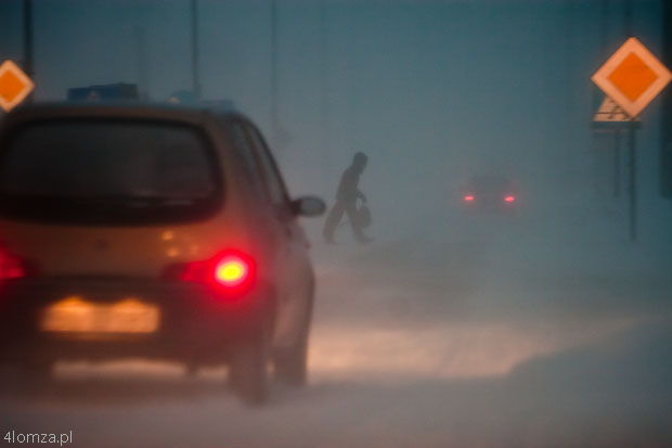 2.12.2010 Łomża intensywne opady śniegu, poranna śnieżyca, ul Szosa Zambrowska 