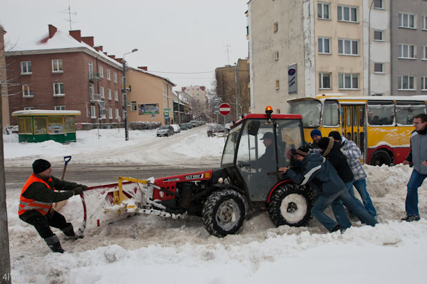 12.02.2010 Łomża, ul. Rządowa, śniegu coraz więcej, uczniowie pomagają spychaczowi 