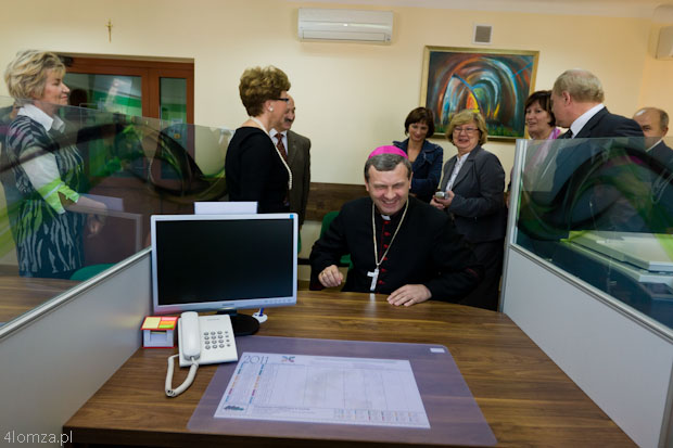 24.09.2010 Łomża, biskup Tadeusz Bronakowski jako petent w Urzędzie Pracy (tak do zdjęcia)