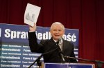 Foto: 12.11.2010 Łomża kampania samorządowa w pełni n/z prezes PIS Jarosław Kaczyński z portretem w ręku podarowanym przez pewną dziewczynkę