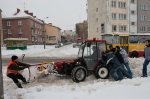 Foto: 12.02.2010 Łomża, ul. Rządowa, śniegu coraz więcej, uczniowie pomagają spychaczowi 