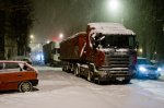 Foto: 29.11.2010 Łomża, atak zimy, miasto stanęło n/z ciężarówki na ul. Wojska Polskiego