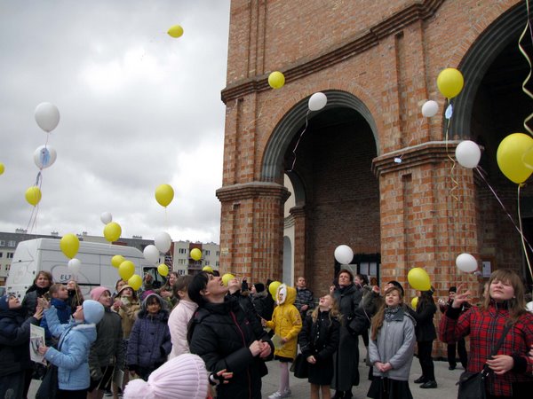 Po występach uczniów uczestnicy Konkursu spotkali się na placu kościoła p.w. Krzyża Świętego, aby wypuścić w niebo biało – żółte balony z intencjami do Patrona.