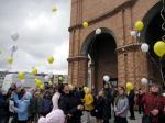 Po występach uczniów uczestnicy Konkursu spotkali się na placu kościoła p.w. Krzyża Świętego, aby wypuścić w niebo biało – żółte balony z intencjami do Patrona.