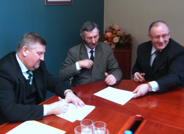 od lewej: Grzegorz Lewańczuk prezes MPWiK, Edward Łada wójt Piątnicy, Mieczysław Czerniawski prezydent Łomży.