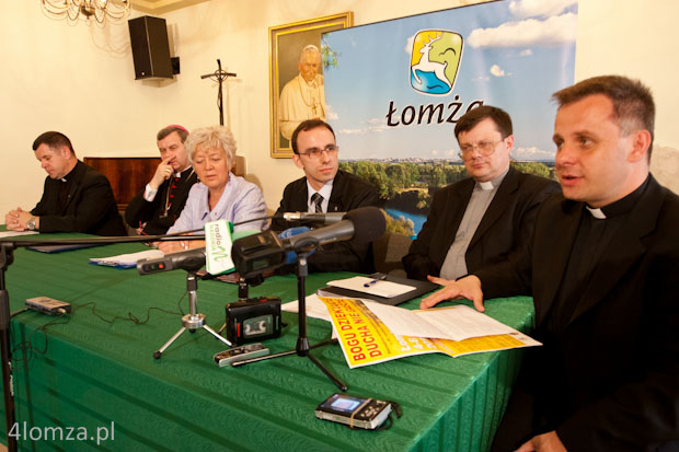 Od lewej: Ks Andrzej Godlewski, bp Tadeusz Bronakowski, Mirosława Kluczek, Jacek Babiel, ks. Jan Krupka i ks. Jacek Czaplicki