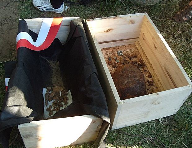Znalezione podczas ekshumacji szczątki bohaterskich żołnierzy