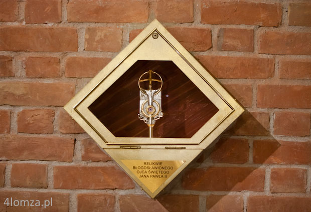 Relikwiarz z włosem bł. Jana Pawła II w tzw ołtarzu Ojczyzny w Katedrze łomżyńskiej