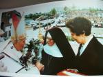 Łomża 4 czerwca 1991 r.- Dary Ojcu Świętemu składa ś.p Matka Ksieni Laurencja Bokuniewicz wraz z Siostrą Służką  Niepokalanego Poczęcia N.M.P.