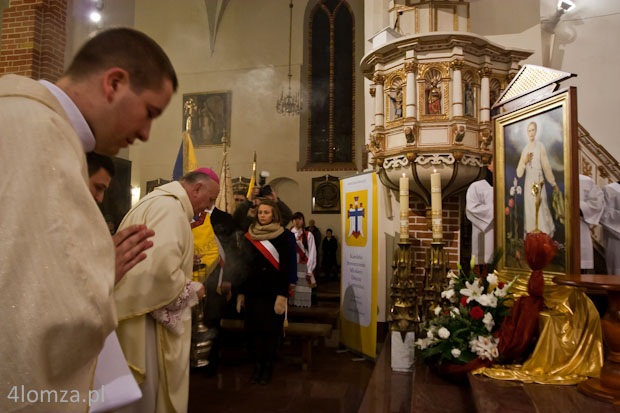 Ks. bp Stanisław Stefanek TChr przed obrazem i relikwią bł. Karoliny Kózkówny