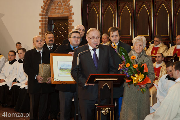 Od lewej: Krzysztof Kozicki, Romuald Kozłowski, Maciej Borysewicz, starosta Lech Szabłowski, prezydent Mieczysław Czerniawski, Beniamin Dobosz i Mirosława Kluczek