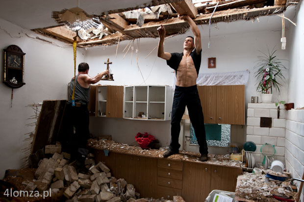 21.07.2011 Gontarze, zniszczony dom po nawałnicy.