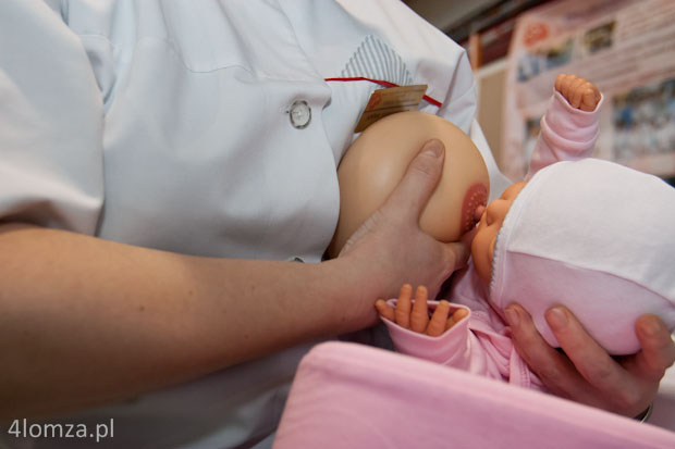 Personel oddziału noworodków i wcześniaków uczył chętnych jak pielęgnować niemowlę