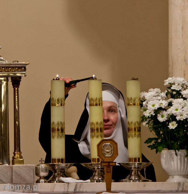 Siostra Regina i relikwiarz z cząstką Św. Walentego