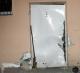 Zniszczone przez włamywacza drzwi do sklepu. (fot. KMP Łomża)