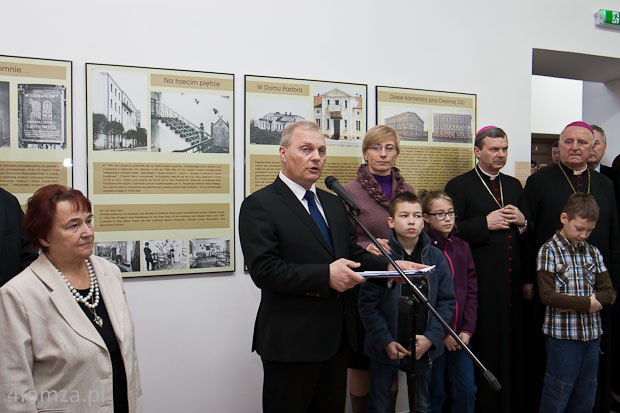 Od lewej: mama Jadwiga Gosiewska, poseł Lech Kołakowski, żona Beata Gosiewska z dziećmi, bp. Tadeusz Bronakowski i bp. Stanisław Stefanek