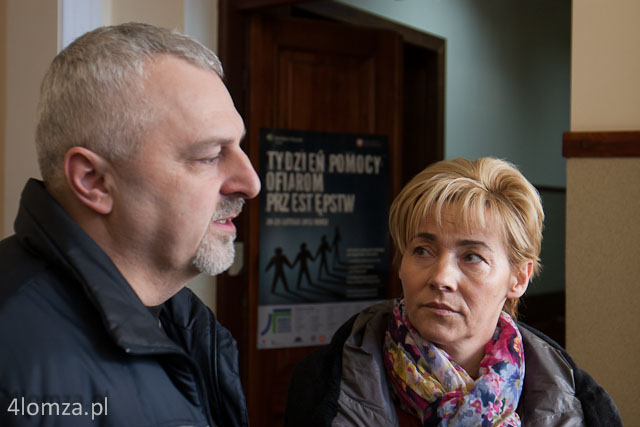 Rodzice chłopców Piotr i Krystyna Mańczak po ogłoszeniu wyroku przed sądem w Łomży