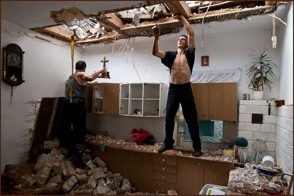 CYWILIZACJA - ZDJĘCIE POJEDYNCZE
MIEJSCE 1
Marek Maliszewski (4lomza.pl)
Zniszczony dom po nawałnicy. Zerwany dach, popękane ściany. Mieszkanka tego pokoju została w innej miejscowości i dzięki temu przeżyła. Cegły spadły na jej łóżko.
Gontarze (Polska), 21 lipca 2011 r.