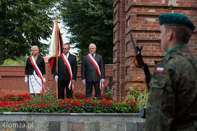 Poczet sztandarowy Miasta Łomża: Hanka Gałązka, Maciej Głaz i Waldemar Cieślik