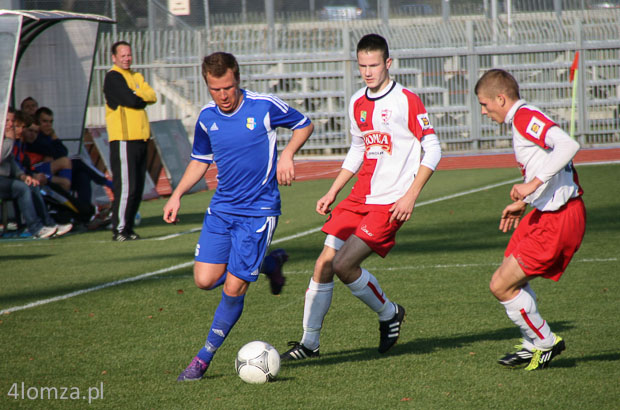 Od lewej - Kamil Piotrowski, strzelec pierwszego gola dla Olimpii, Maciej Malinowski i Adrian Mleczek