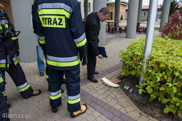 Strażacy przyglądają się tajemniczemu znalezisku przed PWSIiP